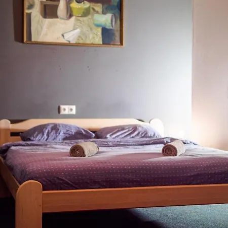 Cinnamon Sally Backpackers Хостел Рига