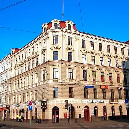 Cinnamon Sally Backpackers Хостел